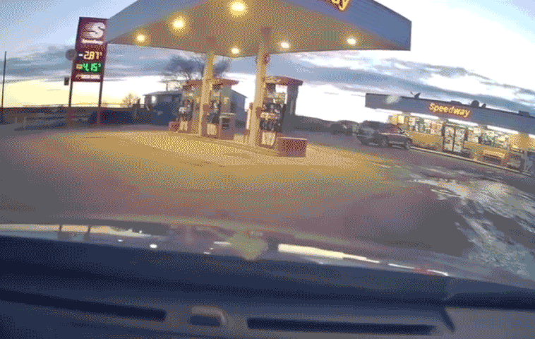 Nữ tài xế điều khiển bán tải lao với tốc độ cao, đâm sập trạm xăng